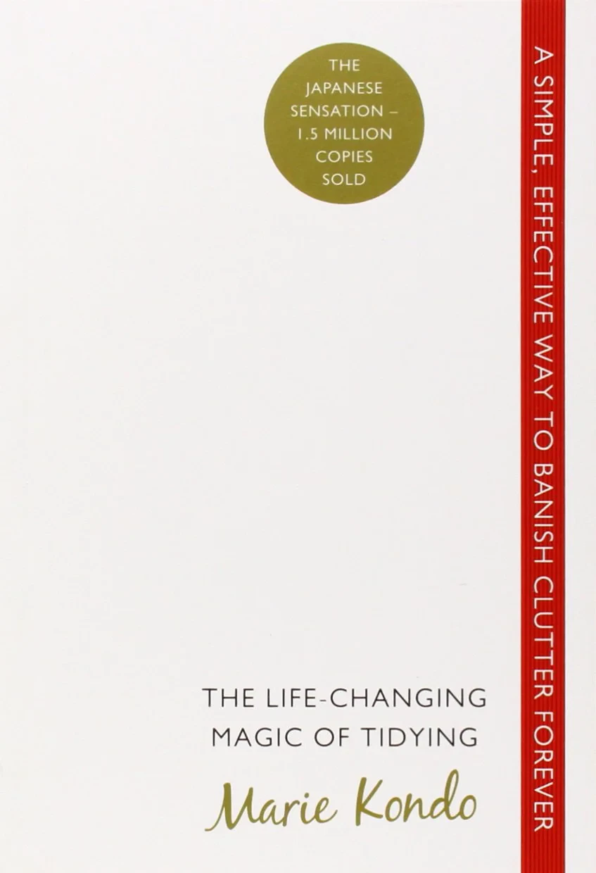 Coperta cărții "The Life-changing Magic of Tidying: A Simple, Effective Way to Banish Clutter Forever" de Marie Kondo