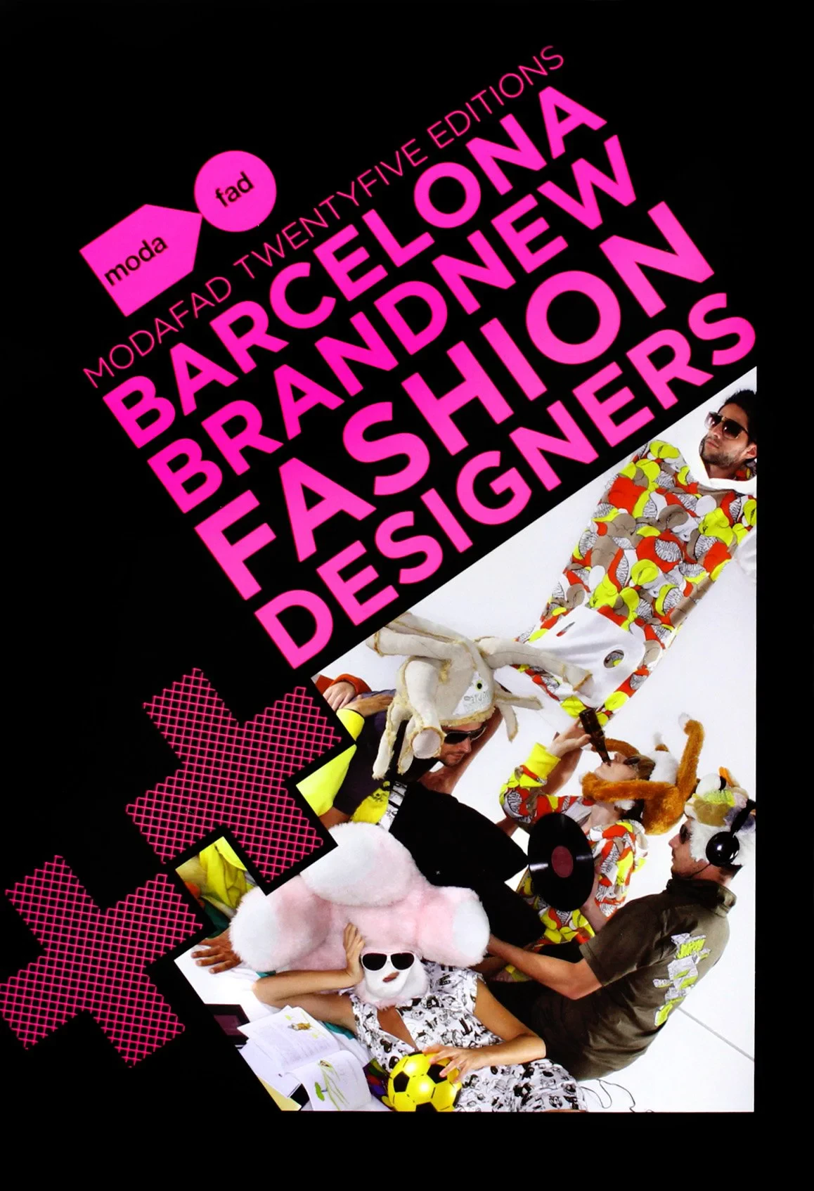 Coperta cărții "Barcelona Brand New Fashion Designers: Modafad 25 Editions" de Chu Uroz